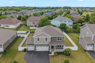 759 Kentshire Cir, Elgin, IL 60124 - Photo 2