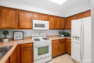 616 Lincoln Station Dr, Oswego, IL 60543 - Photo 6