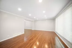 310 Chesterfield Ln, Vernon Hills, IL 60061 - Photo 4