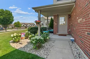 8233 W Chestnut Ct, Frankfort, IL 60423 - Photo 2