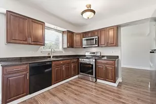 1 Regal Ct, Algonquin, IL 60102 - Photo 6