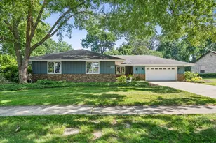 24 Briargate Cir, Sugar Grove, IL 60554 - Photo 2