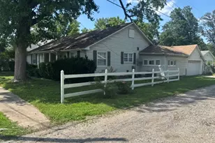 810 E 7th St, Centralia, IL 62801 - Photo 2