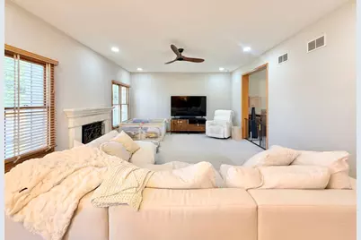 2052 Gardner Circle E, Aurora, IL 60503 - Photo 8