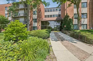 3030 Pheasant Creek Dr, Northbrook, IL 60062 - Photo 2
