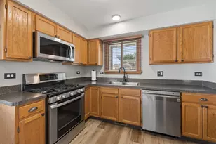 1430 S Pembroke Dr, South Elgin, IL 60177 - Photo 4