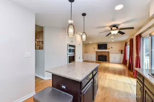 1302 Dunbarton Dr, Aurora, IL 60502 - Photo 8