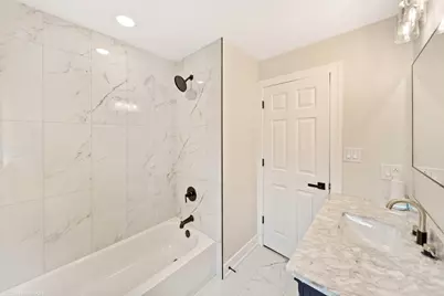 8219 S Muskegon Avenue, Chicago, IL 60617 - Photo 14
