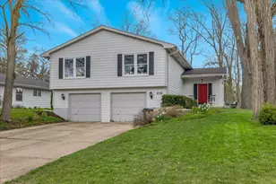 828 S Jefferson St, Batavia, IL 60510 - Photo 1
