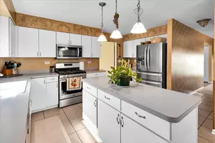 150 N Kingsway Dr, Aurora, IL 60506 - Photo 8