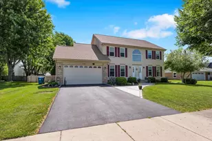 150 N Kingsway Dr, Aurora, IL 60506 - Photo 2
