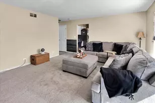 150 N Kingsway Dr, Aurora, IL 60506 - Photo 14