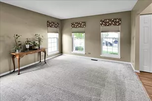 150 N Kingsway Dr, Aurora, IL 60506 - Photo 4