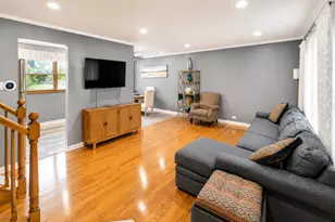 476 Raupp Blvd, Buffalo Grove, IL 60089 - Photo 2
