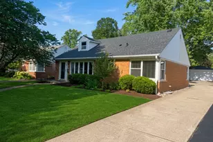 9 N Waverly Pl, Mount Prospect, IL 60056 - Photo 2