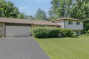 23313 W Hillcrest Dr, Lake Zurich, IL 60047 - Photo 2
