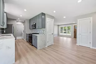 372 Clearmont Dr, Elk Grove Village, IL 60007 - Photo 8