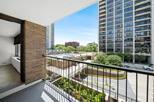 1555 N Sandburg Terrace, Chicago, IL 60610 - Photo 4