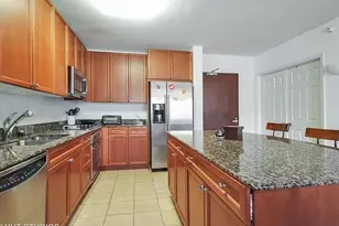 807 Davis St, Evanston, IL 60201 - Photo 2