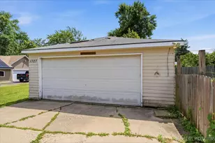 1327 Superior St, Aurora, IL 60505 - Photo 2