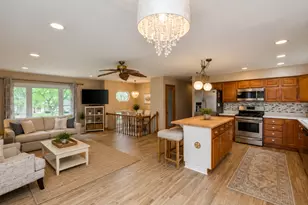 110 Oakwood Ln, Bartlett, IL 60103 - Photo 8