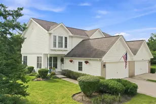 827 Stonebridge Ln, Crystal Lake, IL 60014 - Photo 2