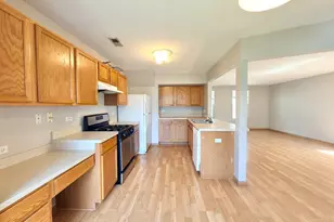 902 Symphony Dr, Aurora, IL 60504 - Photo 4