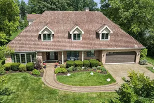 8425 Charleston Dr, Burr Ridge, IL 60527 - Photo 2