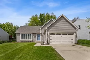 228 N Walnut Ln, Schaumburg, IL 60194 - Photo 2