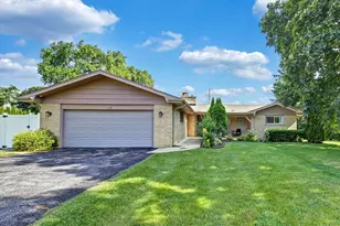 116 E Brittany Dr, Arlington Heights, IL 60004 - Photo 1