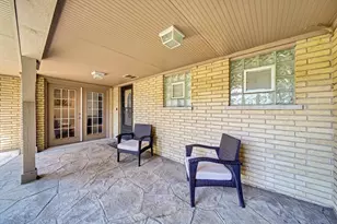 116 E Brittany Dr, Arlington Heights, IL 60004 - Photo 2