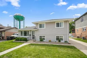 10403 Barnard Dr, Chicago Ridge, IL 60415 - Photo 2
