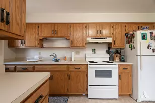 220 E 15th St, Lockport, IL 60441 - Photo 8