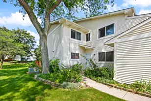 1044 Cumberland Ct, Vernon Hills, IL 60061 - Photo 2