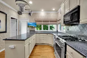 919 Roslyn Rd, Glen Ellyn, IL 60137 - Photo 12