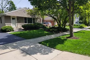 229 Fuller Rd, Hinsdale, IL 60521 - Photo 2