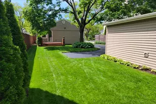 229 Fuller Rd, Hinsdale, IL 60521 - Photo 6