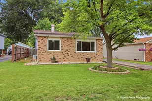 122 Hickory St, Mundelein, IL 60060 - Photo 2