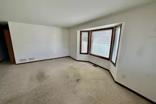 38 Silver Trail, North Aurora, IL 60542 - Photo 2
