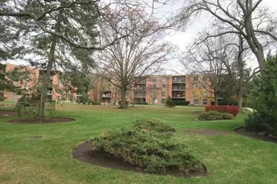 1605 E Central Road #322C, Arlington Heights, IL 60005 - Photo 2