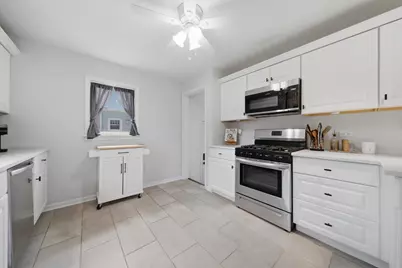 241 N Lord Avenue, Carpentersville, IL 60110 - Photo 8