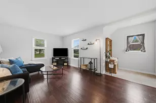241 N Lord Ave, Carpentersville, IL 60110 - Photo 4