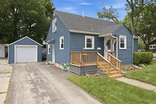 241 N Lord Ave, Carpentersville, IL 60110 - Photo 2