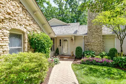 10 Court Of Fox River Valley, Lincolnshire, IL 60069 - Photo 2