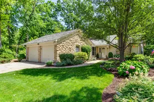 10 Court of Fox River Vly, Lincolnshire, IL 60069 - Photo 1