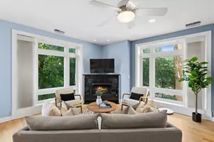 640 W Barry Ave, Chicago, IL 60657 - Photo 2