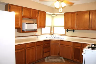 615 N Indiana Avenue, Salem, IL 62881 - Photo 10
