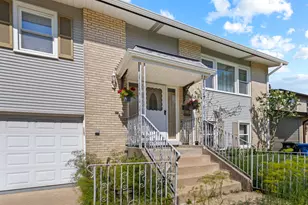 1418 S Hickory Dr, Mount Prospect, IL 60056 - Photo 2