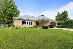 730 Castlewood Ln, Deerfield, IL 60015 - Photo 2