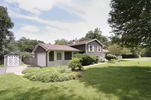 4N681 Brookside W Dr, Saint Charles, IL 60175 - Photo 2